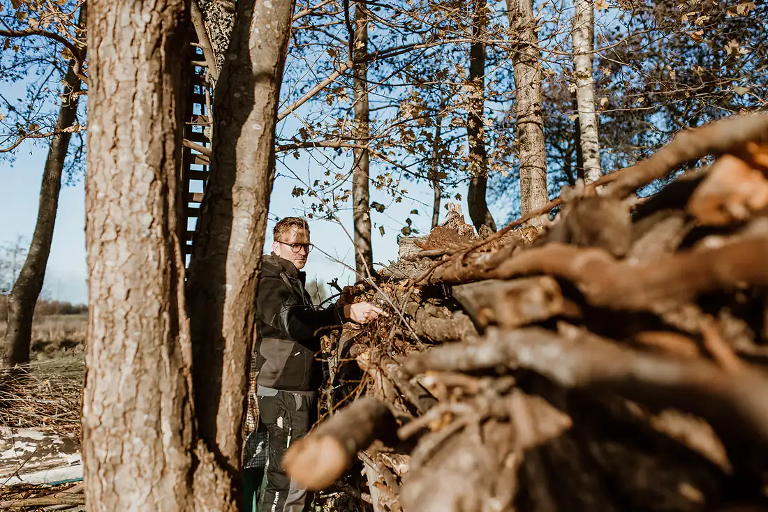 Lourens legt tussen de bomen een takkenril aan, een schuilplek voor vogels en kleine dieren