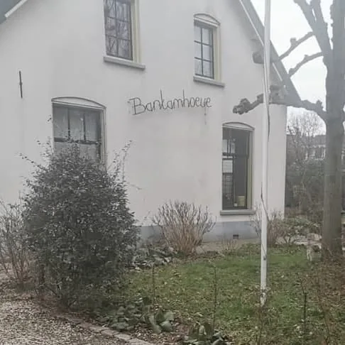 Witte boerderij Bankamhoeve in Tricht met de voortuin vóór de aanleg